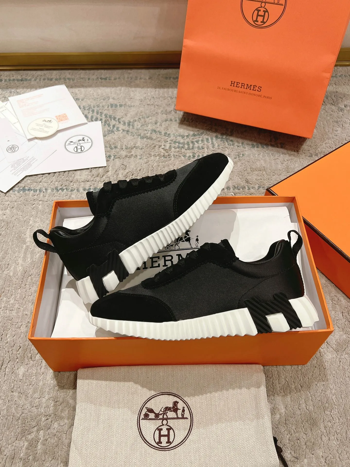👟👟Ex-factory price 640👟👟 ‼ ️Top version 2024ss Hermès/Hermès new arrival in early autumn, casual shoes for couples👟Color-blocking design MM style, advanced fashion, simple and advanced, casual matching, very light and comfortable on the feet 🔘Upper: suede/cowhide 🔘Inner: sheepskin 🔘Outsole: original PU foam molding outsole 🔘Number of sizes: Women’s size 35-42 (40.41.42, custom made, non-refundable) Men’s size 39-46 (45.46, custom made, non-refundable) 🎁Original exquisite packaging